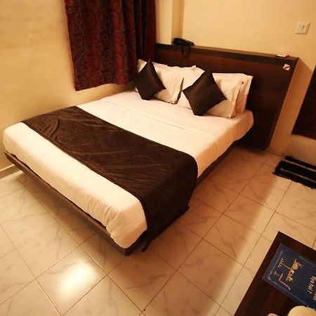 Hotel Raj Palace Αχμπανταμπάντ Εξωτερικό φωτογραφία